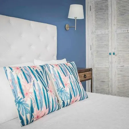 فيلة Nora House 4 *